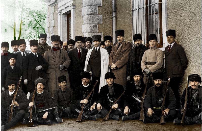 Mayıs_1920._Mustafa_Kemal,_Ethem_Bey_ve_savaşçılarını_Ankara_garında_karşılarken